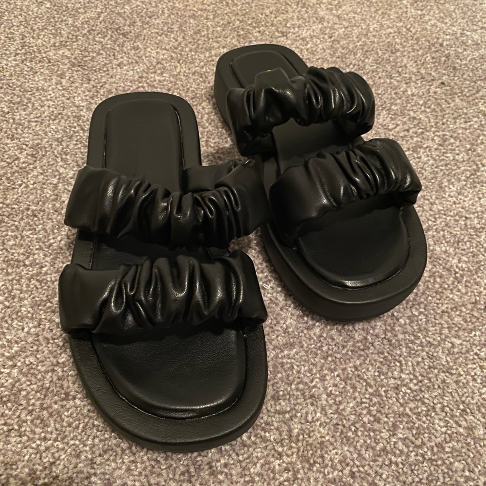 SADIE black chunky strap slides
